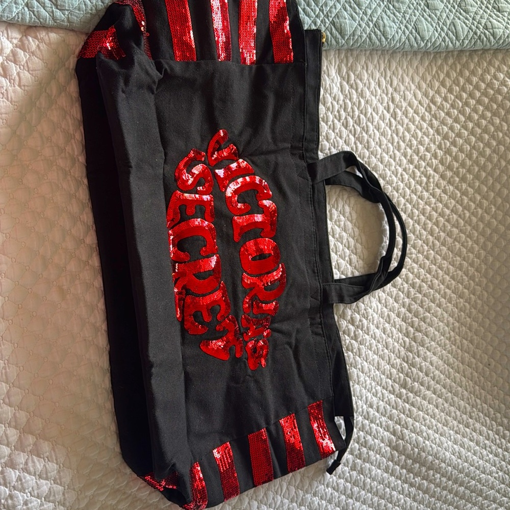 VS WEEKENDER TOTE BAG